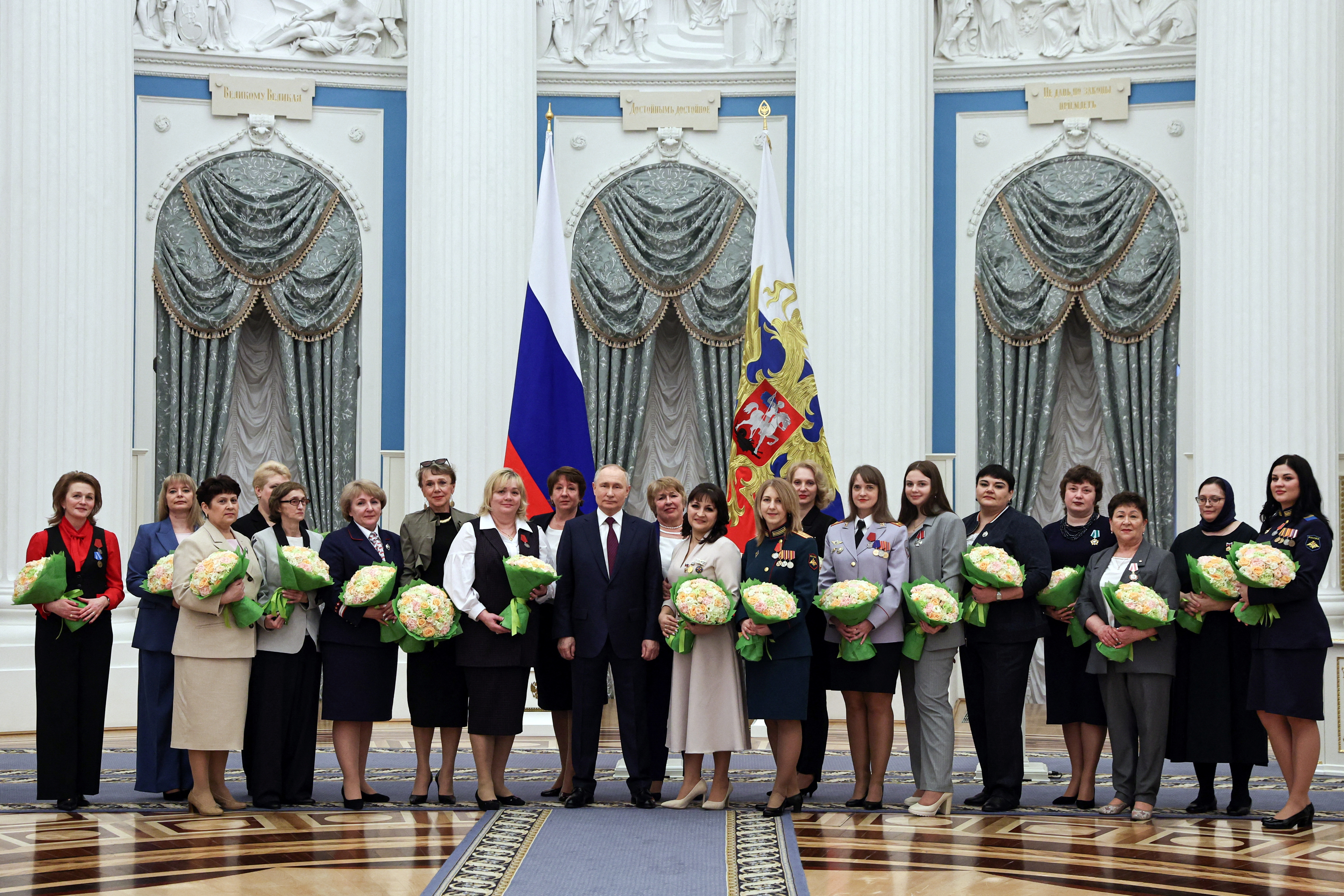 Награждение женской. Церемония награждения. Награждение женщин в Кремле. Вручение государственных наград в Кремле.