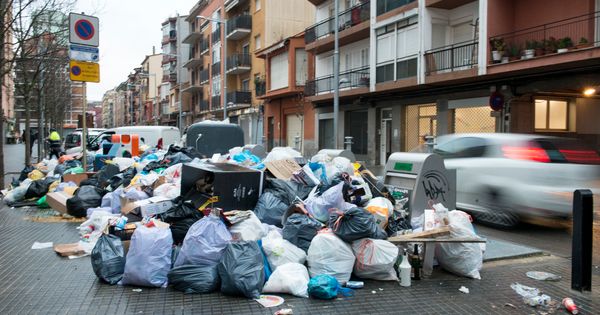 Hegyekben áll a szemét a katalán város utcáin, ahol 20 napja sztrájkolnak a szemétszállítók