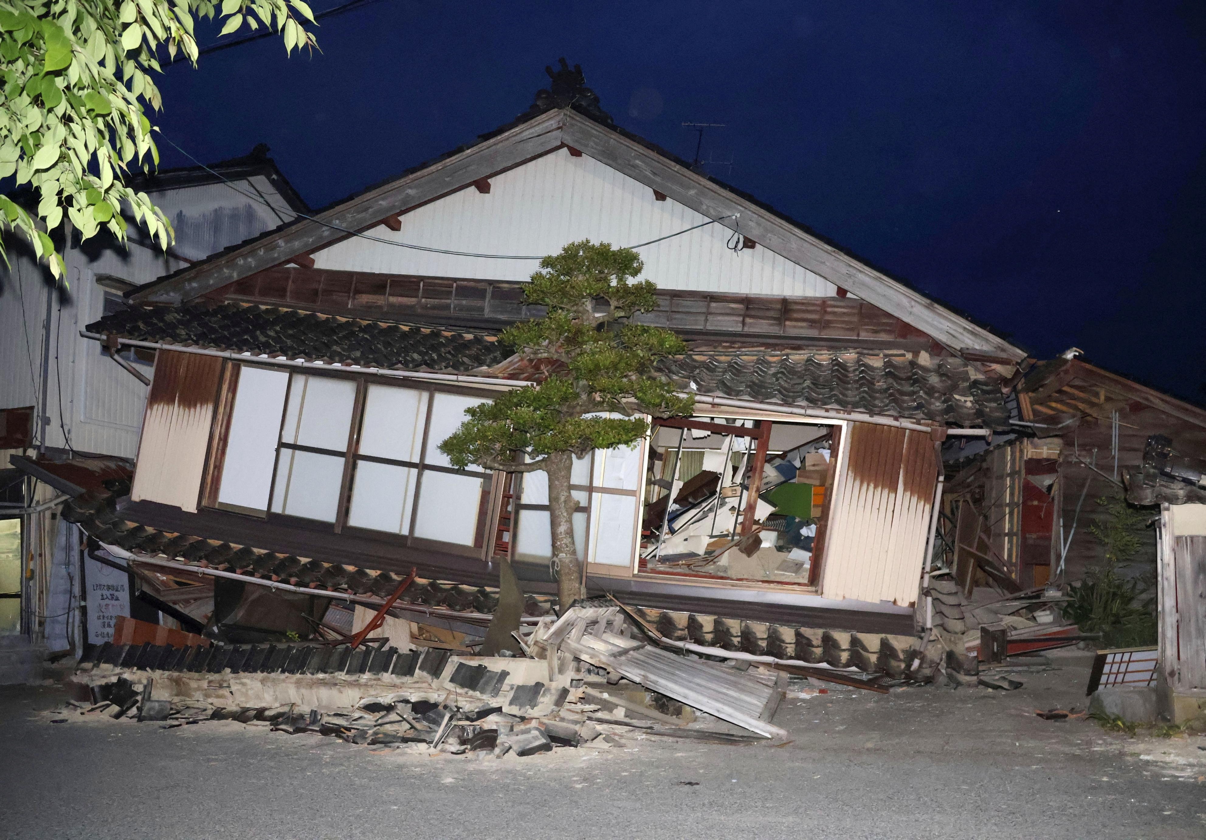 Новости японии землетрясение. Японские дома. Землетрясение фото. Землетрясение в Японии. Дома в Японии.