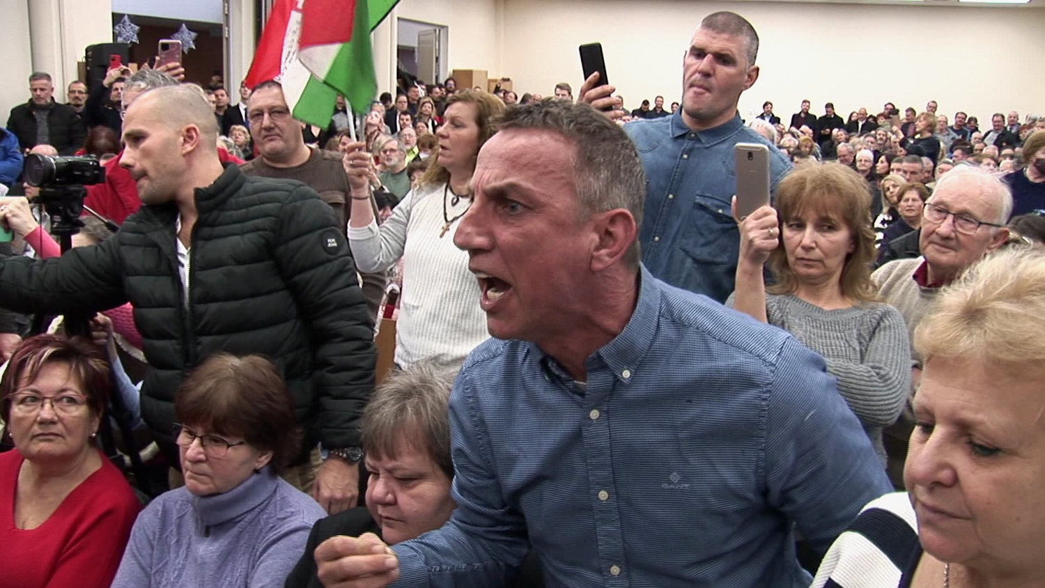 Hatalmas tömeg tüntetett Debrecenben az akkugyár ellen