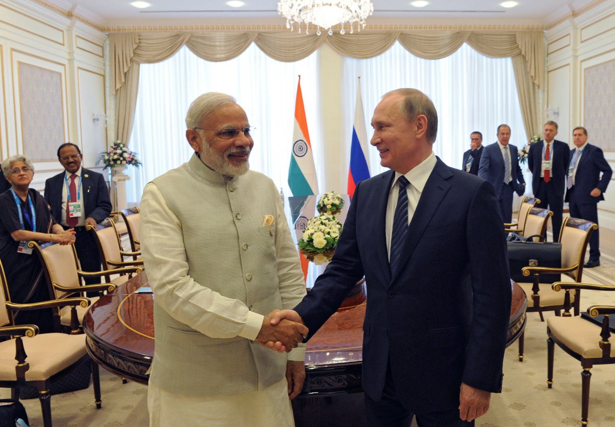 Vlagyimir Putyin taskenti látogatásán Narendra Modi az indiai miniszterelnökkel. (Fotó: Reuters) 