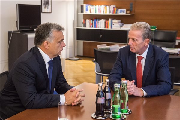 Az osztrák alkancellár és a magyar miniszterelnök beszélget / Forrás: MTI