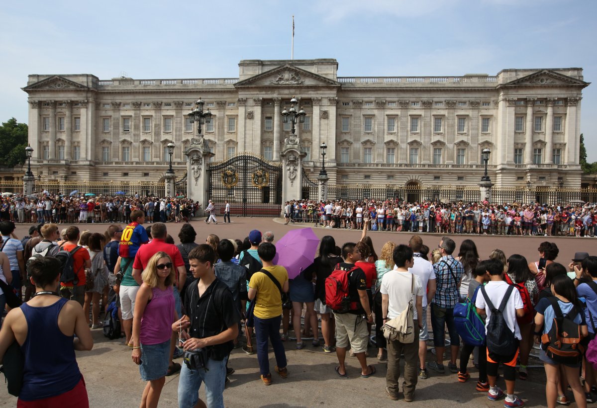 Ezrek a Buckingham-palota előtt